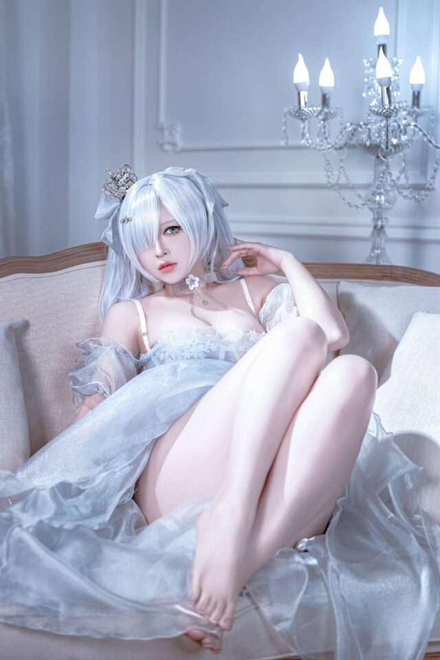 水晶公主版灰姑娘COS:半半子演绎胜利女神的纯欲美学巅峰 水晶公主版灰姑娘COS:半半子演绎胜利女神的纯欲美学巅峰