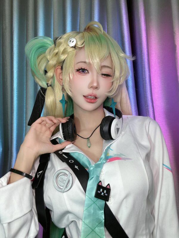 星穹铁道爻光COS：高人气女coser神还原可盐可甜完美破次元