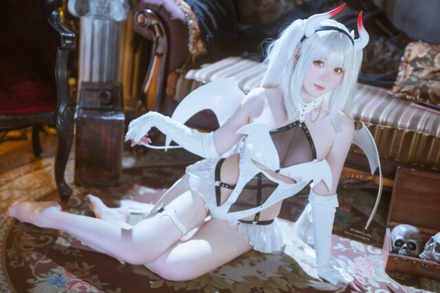 霜月shimo白色恶魔COS：Blanc Demon的冰雪纯净与致命危险