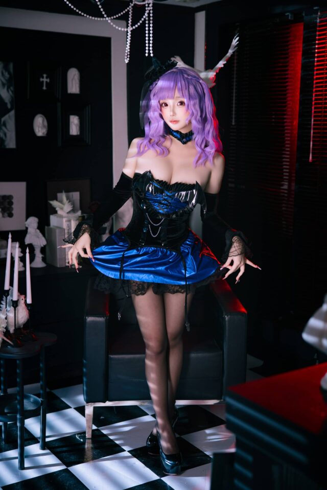 沉浸在魔女的世界：日奈娇COS演绎丝袜版魔女的性感与神秘