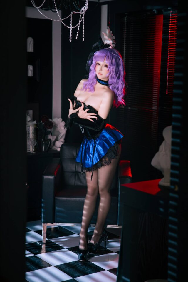 沉浸在魔女的世界：日奈娇COS演绎丝袜版魔女的性感与神秘