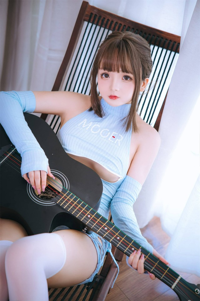 日奈娇原创吉他妹妹cos赏析：把青春与音乐定格在温柔光影里