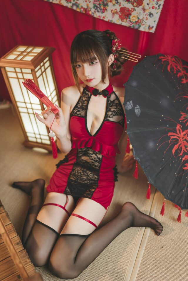 纯真与魅惑交织！封疆疆v韶华旗袍cos红黑蕾丝下的重门深掩