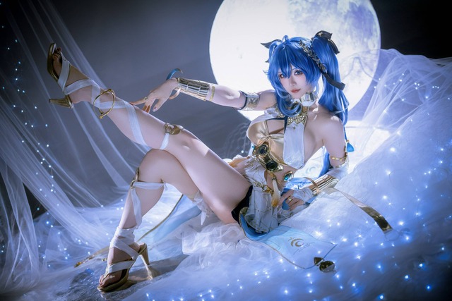鸣潮尤诺·原服COS|星之迟迟演绎清冷星芒与电影级末世神性