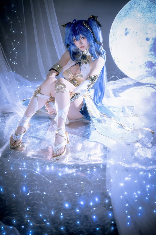 鸣潮尤诺·原服COS|星之迟迟演绎清冷星芒与电影级末世神性 鸣潮尤诺·原服COS|星之迟迟演绎清冷星芒与电影级末世神性