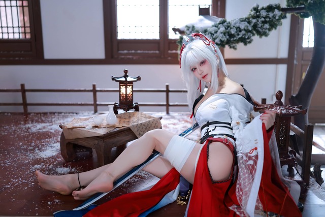 鸣潮绯雪COS:水淼aqua演绎冷艳杀手的极致雕塑感身材美学 鸣潮绯雪COS:水淼aqua演绎冷艳杀手的极致雕塑感身材美学