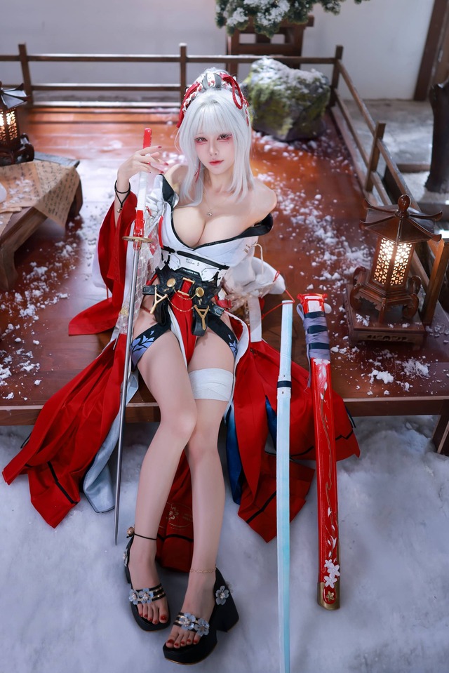 鸣潮绯雪COS:水淼aqua演绎冷艳杀手的极致雕塑感身材美学 鸣潮绯雪COS:水淼aqua演绎冷艳杀手的极致雕塑感身材美学