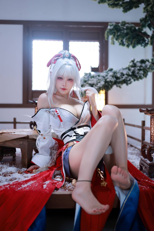 鸣潮绯雪COS:水淼aqua演绎冷艳杀手的极致雕塑感身材美学 鸣潮绯雪COS:水淼aqua演绎冷艳杀手的极致雕塑感身材美学