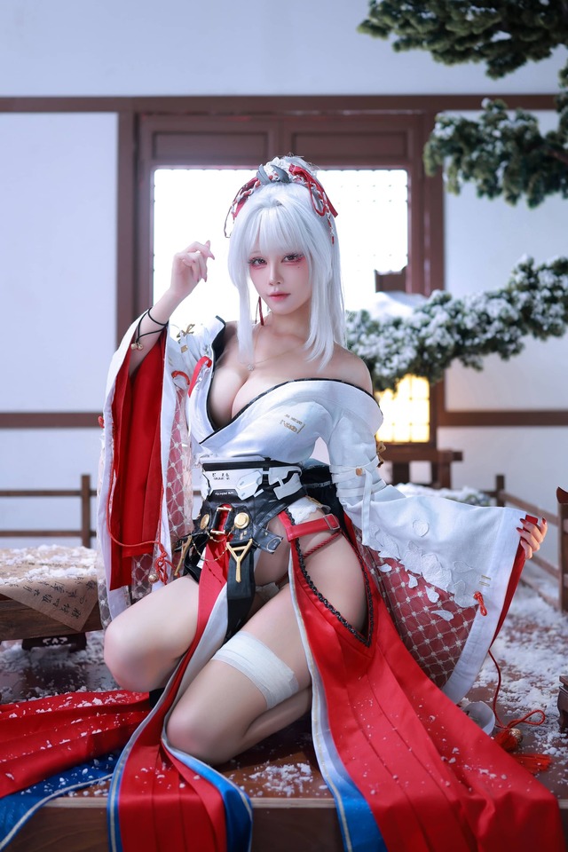 鸣潮绯雪COS:水淼aqua演绎冷艳杀手的极致雕塑感身材美学 鸣潮绯雪COS:水淼aqua演绎冷艳杀手的极致雕塑感身材美学