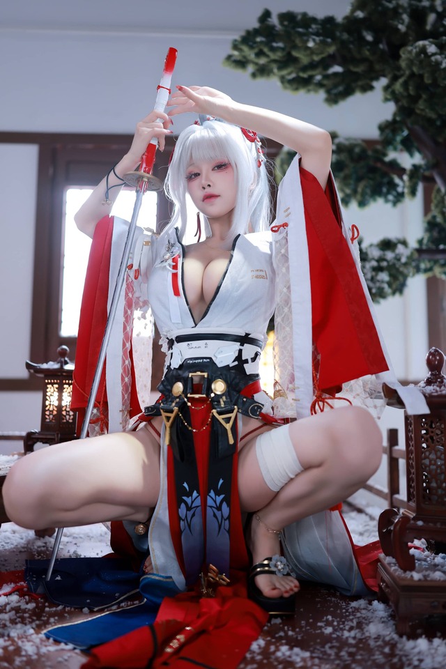 鸣潮绯雪COS:水淼aqua演绎冷艳杀手的极致雕塑感身材美学 鸣潮绯雪COS:水淼aqua演绎冷艳杀手的极致雕塑感身材美学