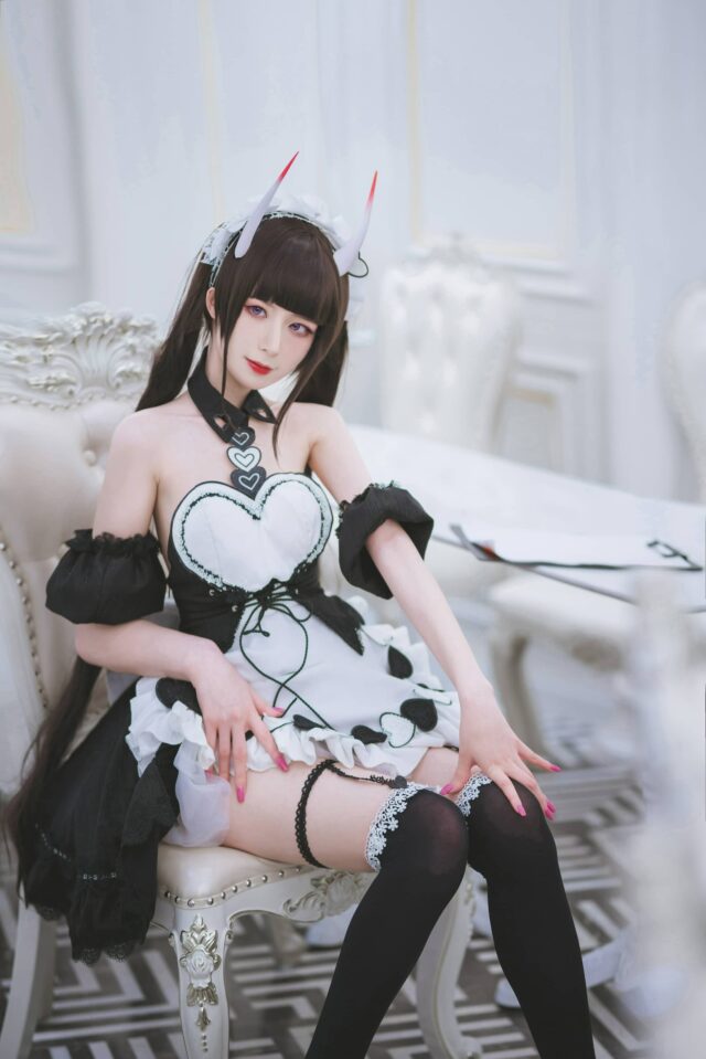 封疆疆v女仆能代COS评析：微光宅邸中的冷艳美学与视觉叙事