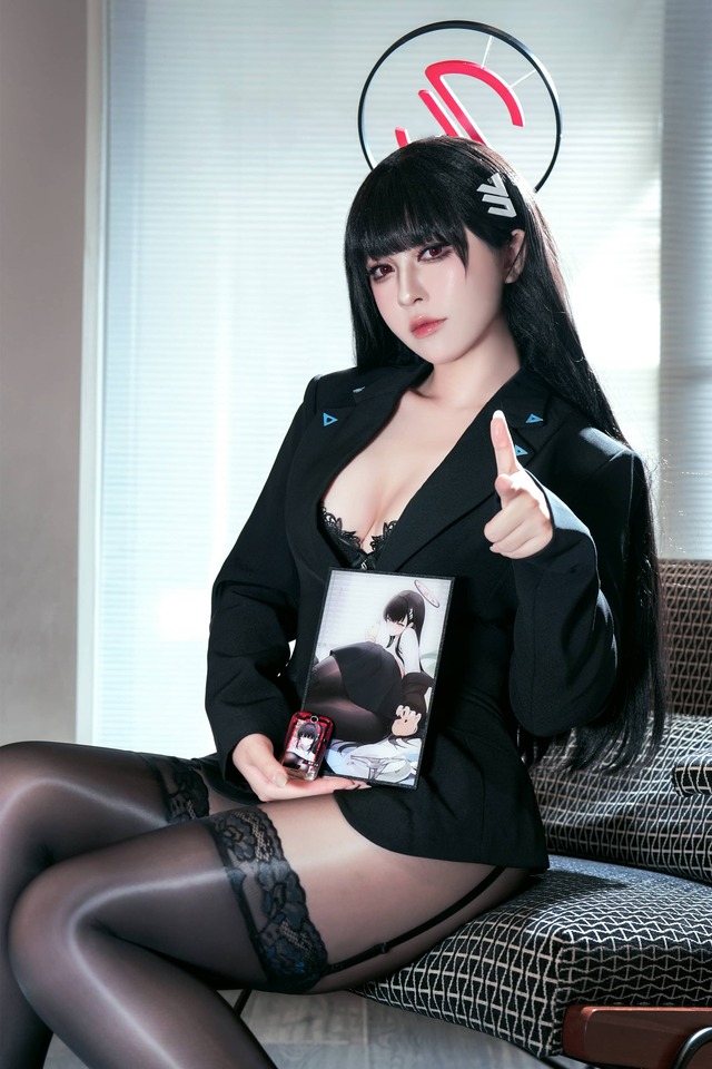 理性之上的执政霓虹:半半子丝袜版调月莉音cos视觉审美评析 理性之上的执政霓虹:半半子丝袜版调月莉音cos视觉审美评析
