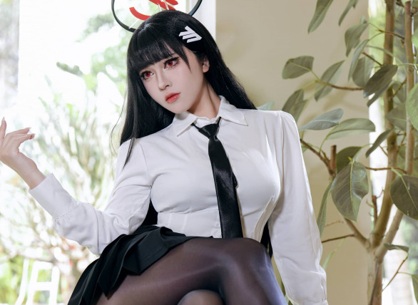 半半子调月莉音cos赏析:蔚蓝档案制服线条下的冷艳智性美学