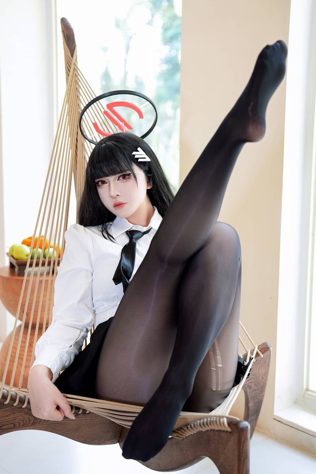 半半子调月莉音cos赏析:蔚蓝档案制服线条下的冷艳智性美学 半半子调月莉音cos赏析:蔚蓝档案制服线条下的冷艳智性美学