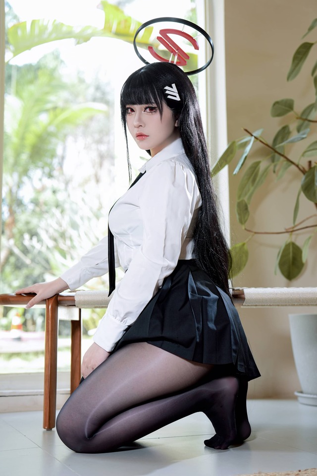 半半子调月莉音cos赏析:蔚蓝档案制服线条下的冷艳智性美学 半半子调月莉音cos赏析:蔚蓝档案制服线条下的冷艳智性美学