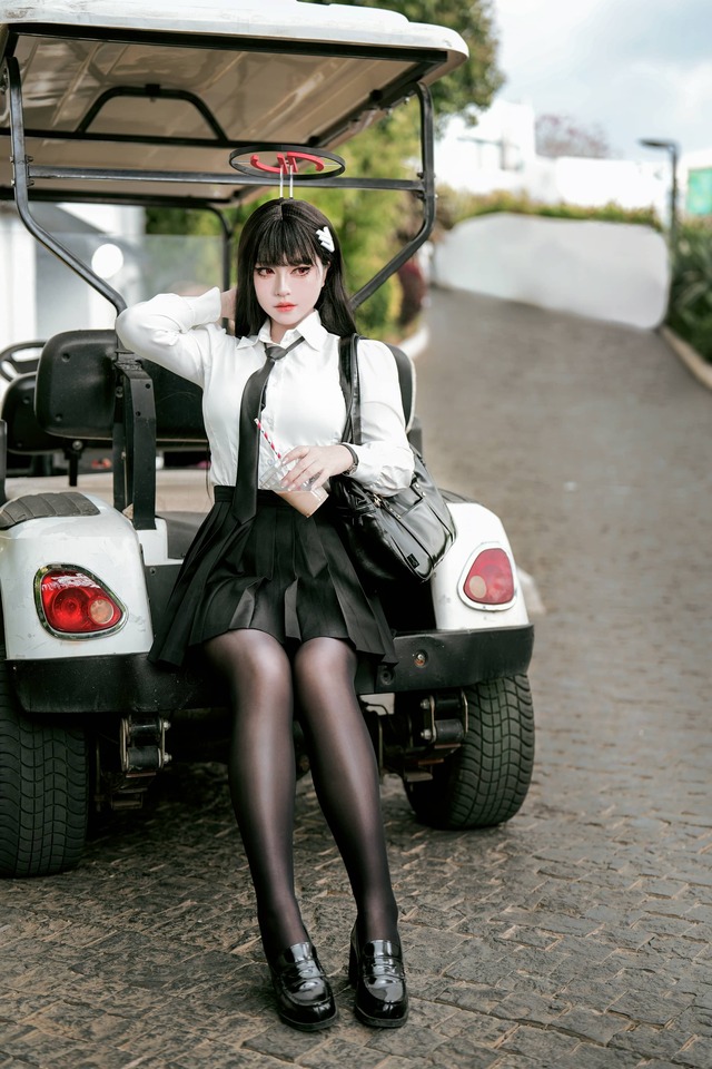 半半子调月莉音cos赏析:蔚蓝档案制服线条下的冷艳智性美学 半半子调月莉音cos赏析:蔚蓝档案制服线条下的冷艳智性美学
