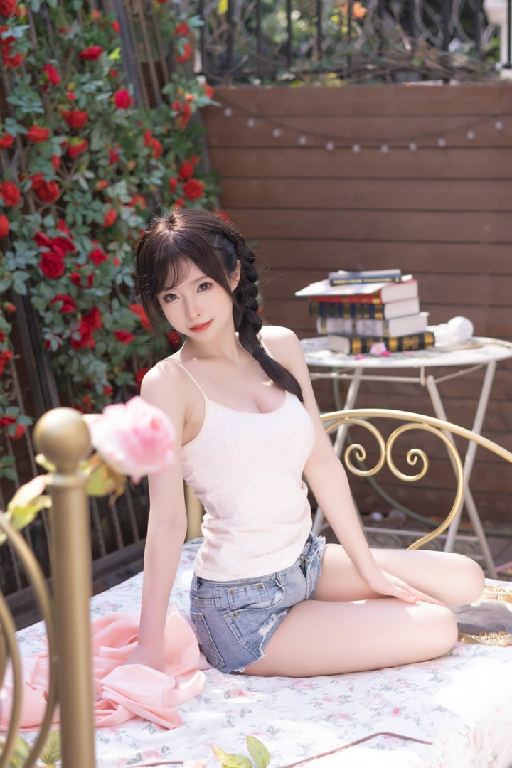 清水由乃麻花少女COS:午后光影下的视觉张力与叙事留白 清水由乃麻花少女COS:午后光影下的视觉张力与叙事留白