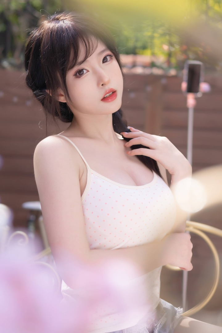 清水由乃麻花少女COS:午后光影下的视觉张力与叙事留白 清水由乃麻花少女COS:午后光影下的视觉张力与叙事留白