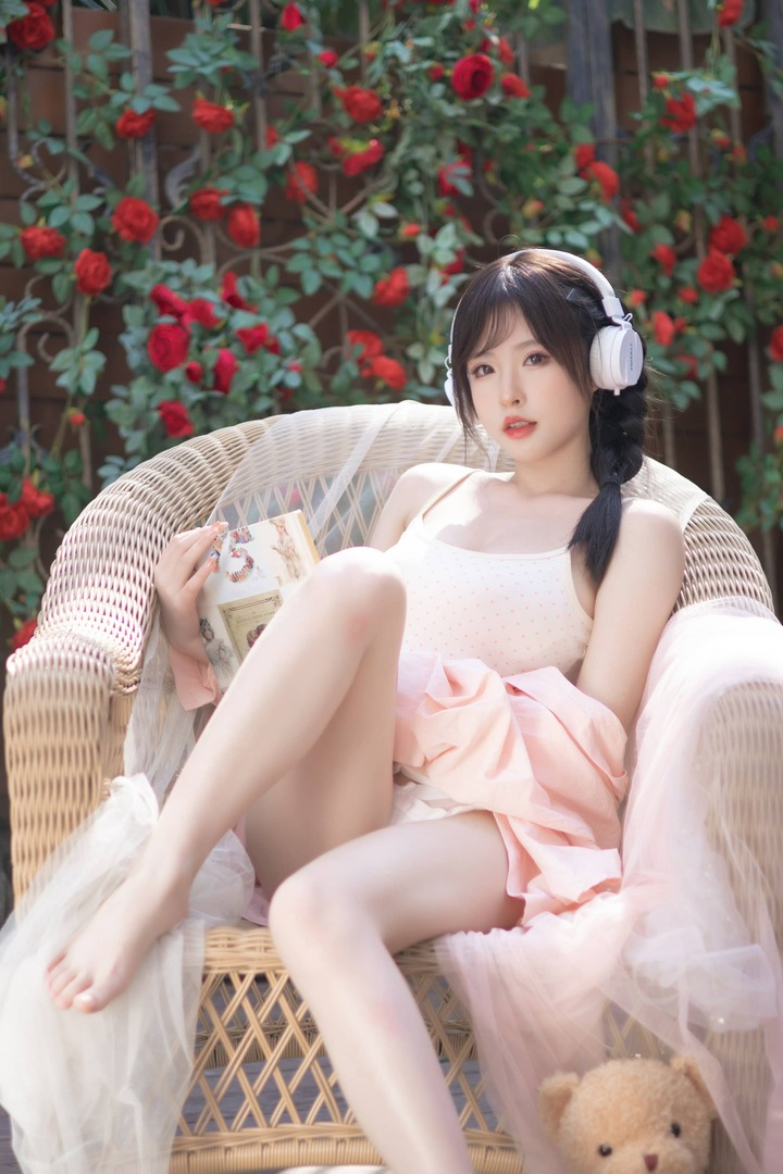 清水由乃麻花少女COS:午后光影下的视觉张力与叙事留白 清水由乃麻花少女COS:午后光影下的视觉张力与叙事留白