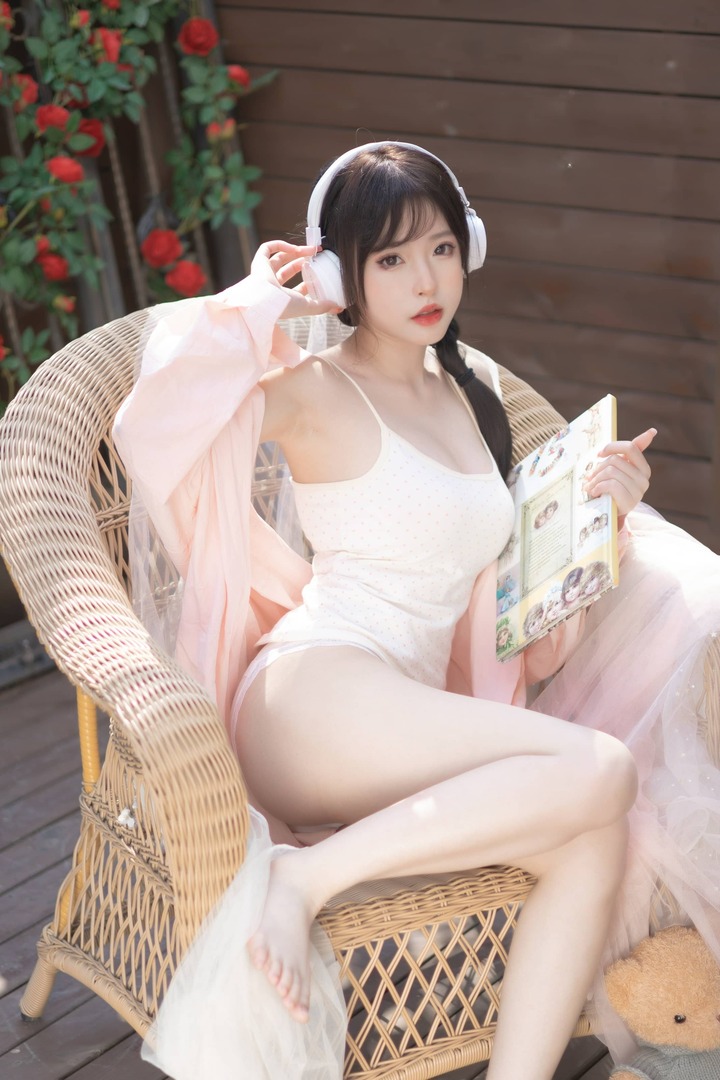 清水由乃麻花少女COS:午后光影下的视觉张力与叙事留白 清水由乃麻花少女COS:午后光影下的视觉张力与叙事留白