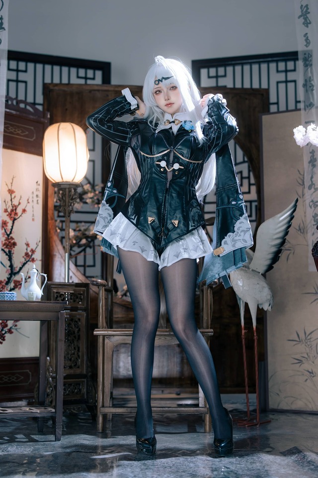 屿鱼Yukako仪玄cos:墨形影踪东方暗色美学下的冷艳掌控力 屿鱼Yukako仪玄cos:墨形影踪东方暗色美学下的冷艳掌控力