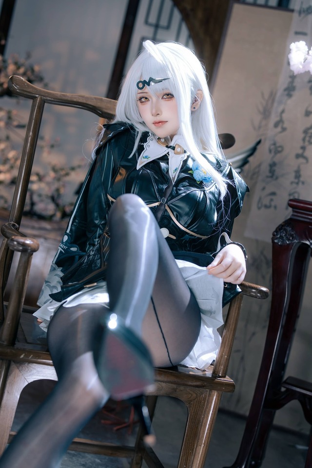 屿鱼Yukako仪玄cos:墨形影踪东方暗色美学下的冷艳掌控力 屿鱼Yukako仪玄cos:墨形影踪东方暗色美学下的冷艳掌控力