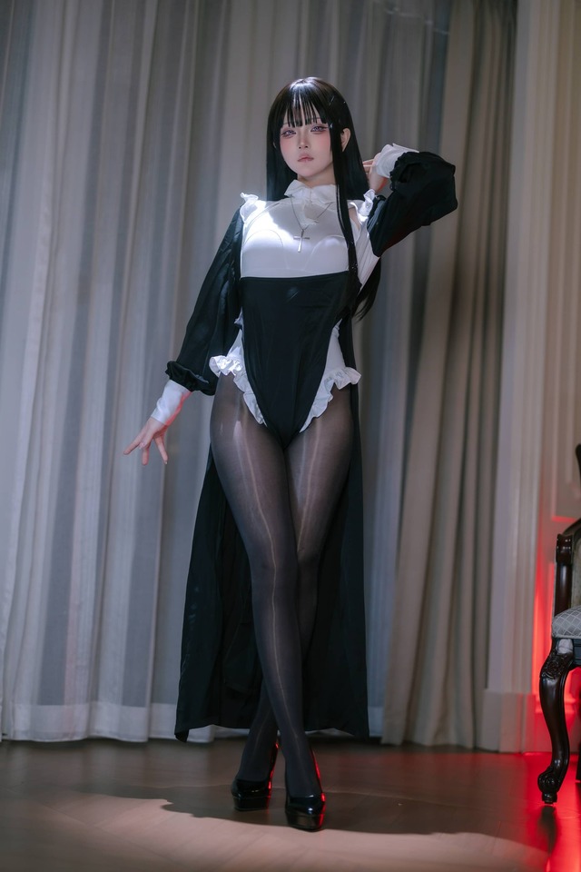屿鱼Yukako丝袜修女COS:黑白修女服下的冷感与镜头表现力 屿鱼Yukako丝袜修女COS:黑白修女服下的冷感与镜头表现力