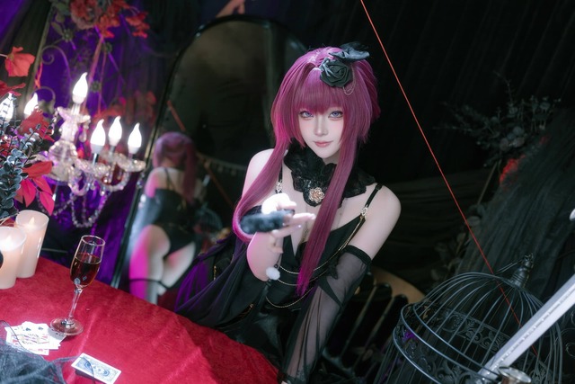 屿鱼Yukako缚月之夜cos:演绎卡芙卡的优雅与危险并存的猎手 屿鱼Yukako缚月之夜cos:演绎卡芙卡的优雅与危险并存的猎手