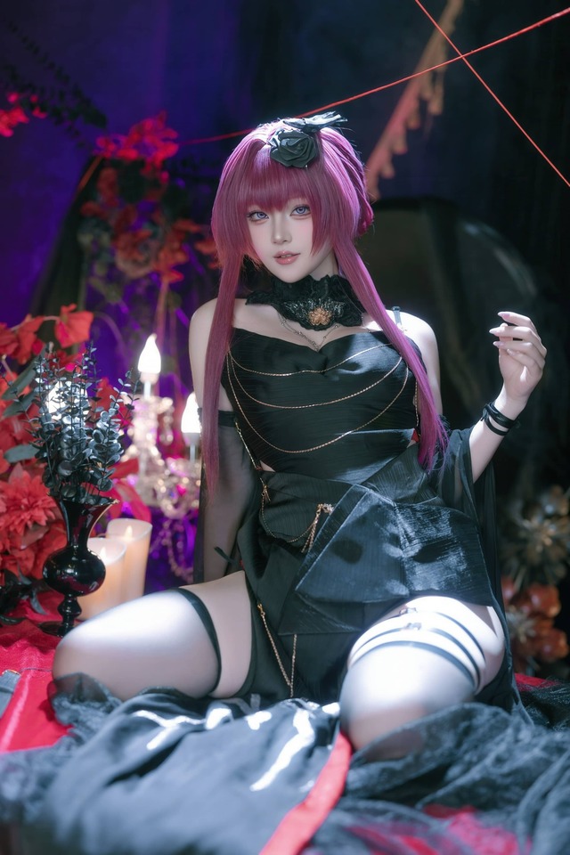 屿鱼Yukako缚月之夜cos:演绎卡芙卡的优雅与危险并存的猎手 屿鱼Yukako缚月之夜cos:演绎卡芙卡的优雅与危险并存的猎手