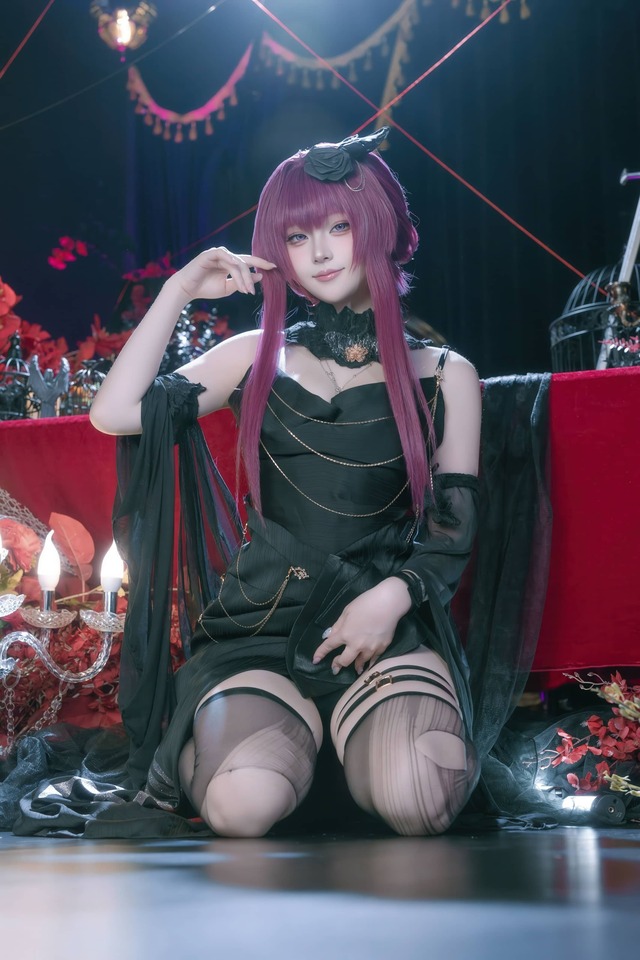 屿鱼Yukako缚月之夜cos:演绎卡芙卡的优雅与危险并存的猎手 屿鱼Yukako缚月之夜cos:演绎卡芙卡的优雅与危险并存的猎手
