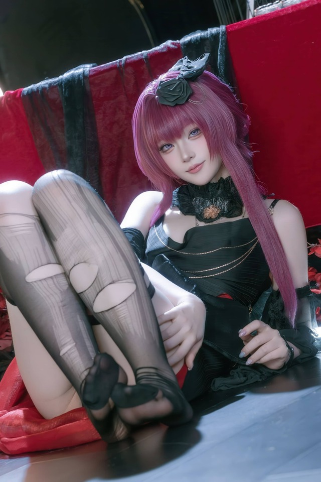 屿鱼Yukako缚月之夜cos:演绎卡芙卡的优雅与危险并存的猎手 屿鱼Yukako缚月之夜cos:演绎卡芙卡的优雅与危险并存的猎手