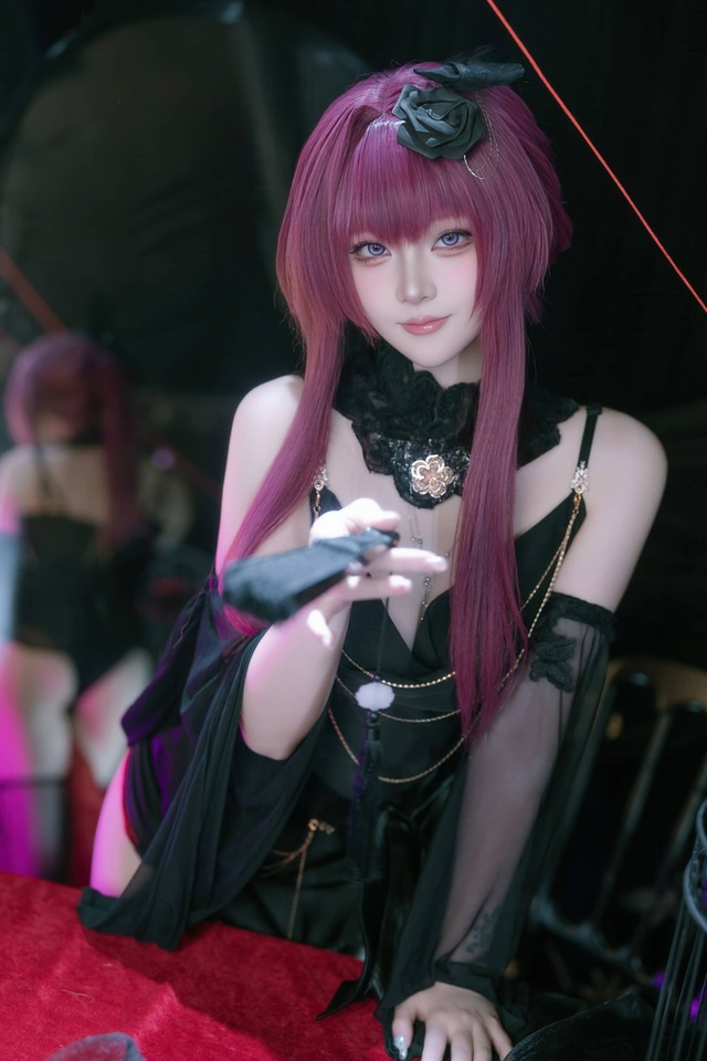 屿鱼Yukako缚月之夜cos:演绎卡芙卡的优雅与危险并存的猎手 屿鱼Yukako缚月之夜cos:演绎卡芙卡的优雅与危险并存的猎手