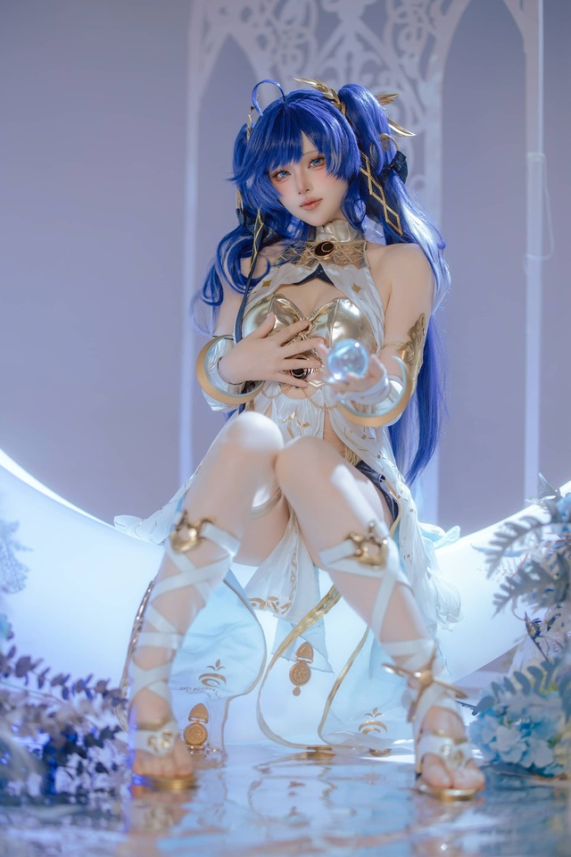 屿鱼Yukako鸣潮COS：原服版尤诺还原与梦幻摄影的完美融合
