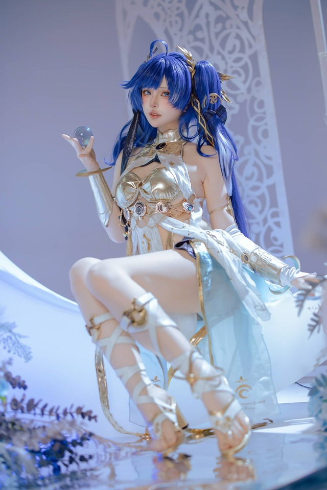 屿鱼Yukako鸣潮COS：原服版尤诺还原与梦幻摄影的完美融合