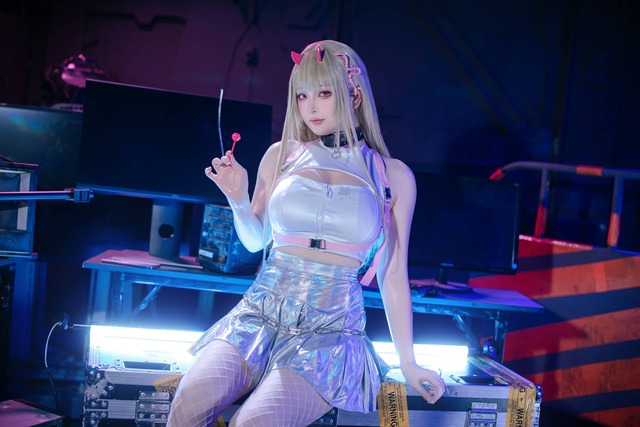 屿鱼Yukako毒蛇COS：赛博霓虹的危险甜美诠释毒蛇独有魅力