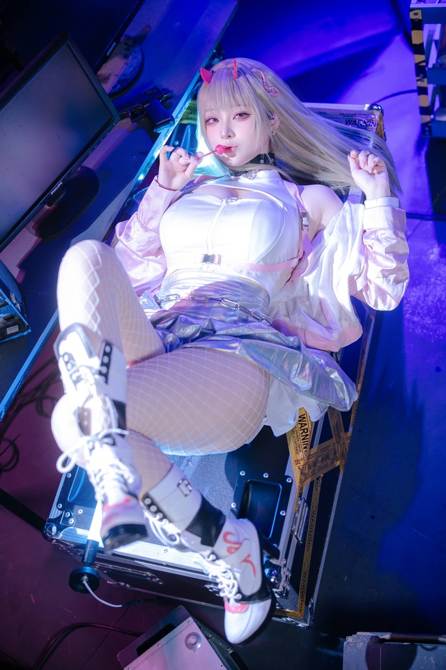 屿鱼Yukako毒蛇COS:赛博霓虹的危险甜美诠释毒蛇独有魅力 屿鱼Yukako毒蛇COS:赛博霓虹的危险甜美诠释毒蛇独有魅力