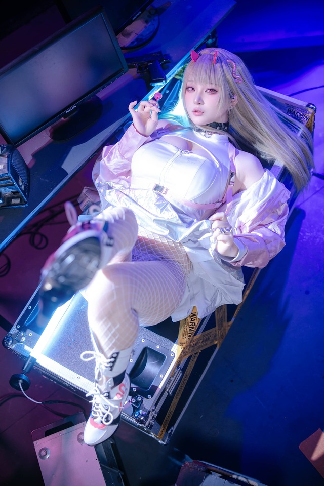 屿鱼Yukako毒蛇COS:赛博霓虹的危险甜美诠释毒蛇独有魅力 屿鱼Yukako毒蛇COS:赛博霓虹的危险甜美诠释毒蛇独有魅力