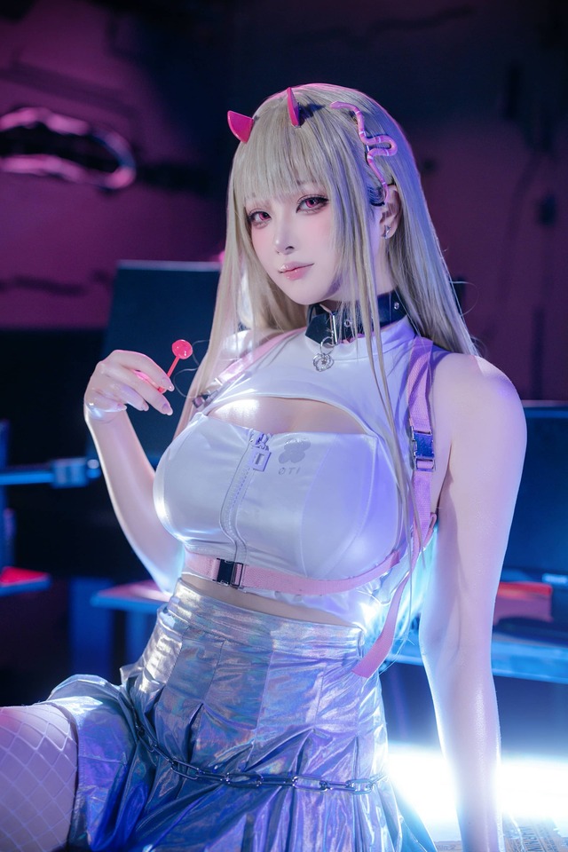 屿鱼Yukako毒蛇COS:赛博霓虹的危险甜美诠释毒蛇独有魅力 屿鱼Yukako毒蛇COS:赛博霓虹的危险甜美诠释毒蛇独有魅力