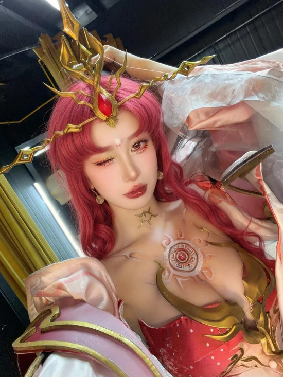克制版波雅·汉库克COS赏析|优雅气场与现代人像美学的诠释 克制版波雅·汉库克COS赏析|优雅气场与现代人像美学的诠释