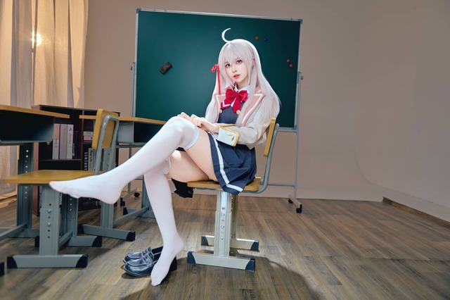 美少女暗娇时刻:Shika小鹿鹿艾莉莎COS姿态张力与光影美学