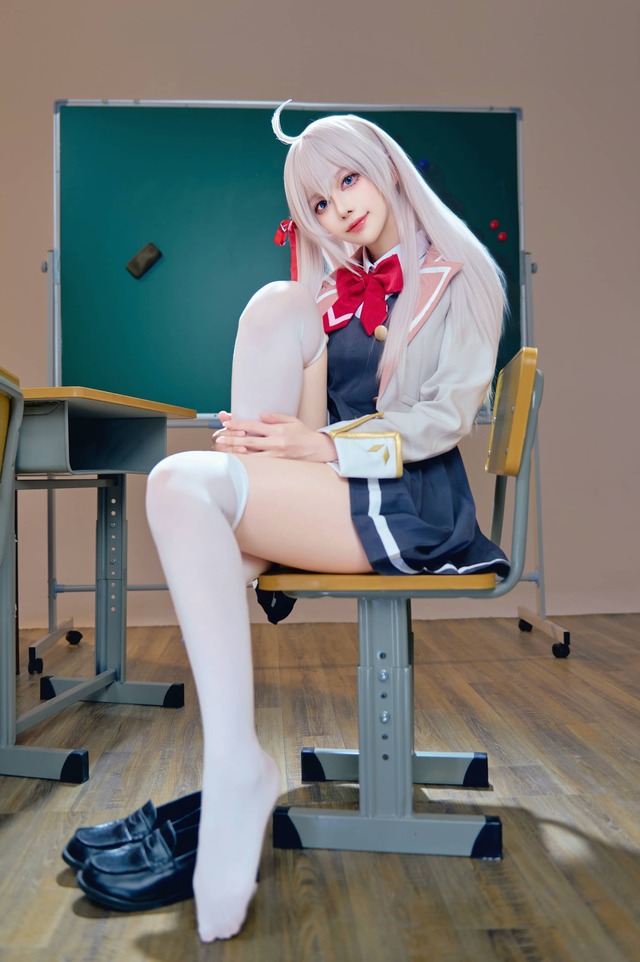 美少女暗娇时刻:Shika小鹿鹿艾莉莎COS姿态张力与光影美学 美少女暗娇时刻:Shika小鹿鹿艾莉莎COS姿态张力与光影美学