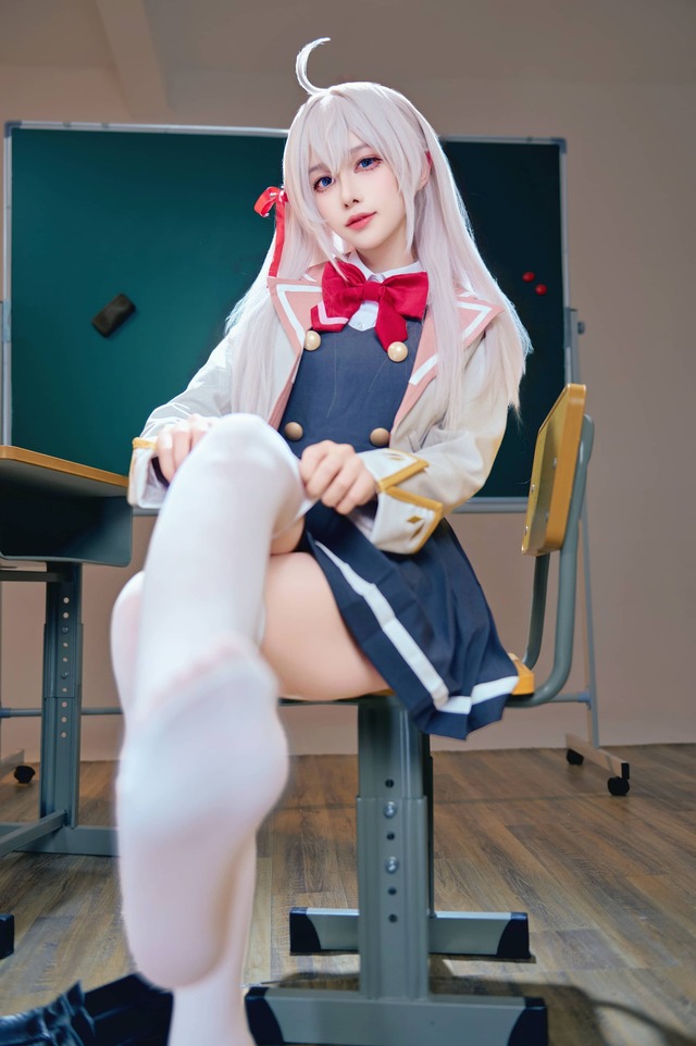 美少女暗娇时刻:Shika小鹿鹿艾莉莎COS姿态张力与光影美学 美少女暗娇时刻:Shika小鹿鹿艾莉莎COS姿态张力与光影美学