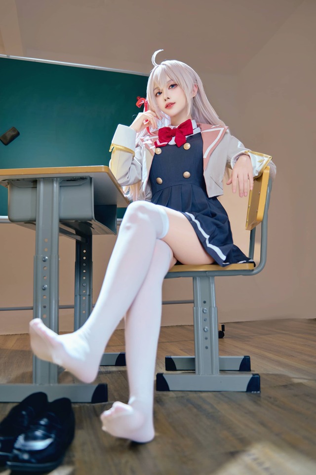 美少女暗娇时刻:Shika小鹿鹿艾莉莎COS姿态张力与光影美学 美少女暗娇时刻:Shika小鹿鹿艾莉莎COS姿态张力与光影美学