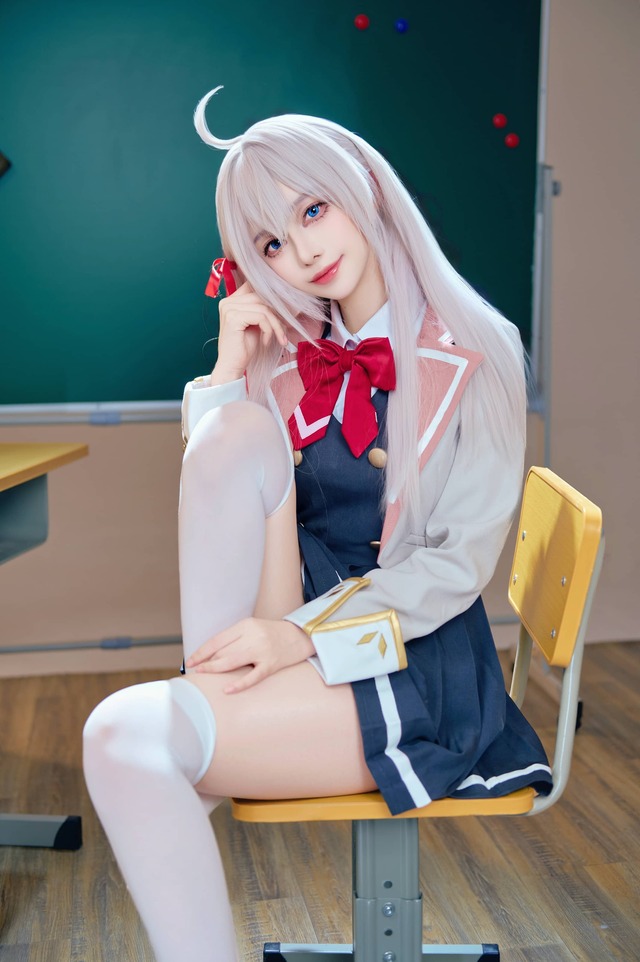 美少女暗娇时刻:Shika小鹿鹿艾莉莎COS姿态张力与光影美学 美少女暗娇时刻:Shika小鹿鹿艾莉莎COS姿态张力与光影美学