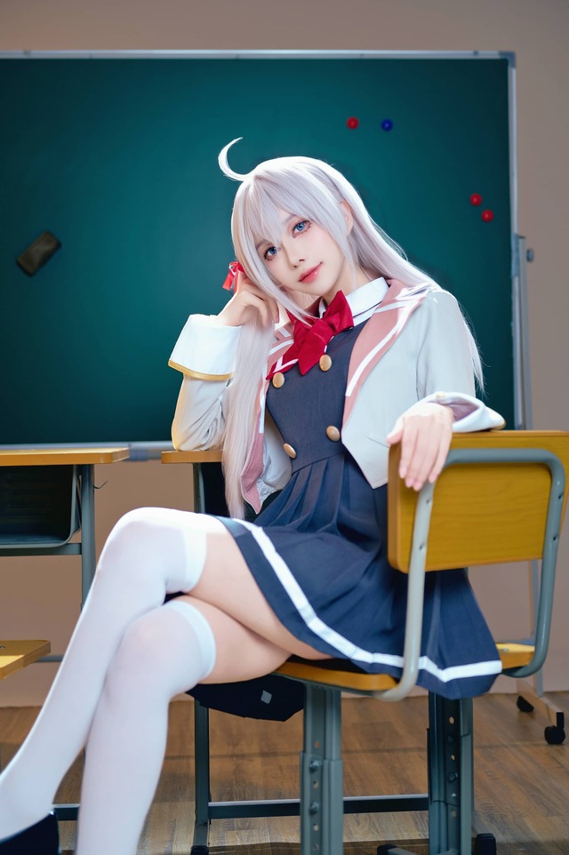美少女暗娇时刻:Shika小鹿鹿艾莉莎COS姿态张力与光影美学 美少女暗娇时刻:Shika小鹿鹿艾莉莎COS姿态张力与光影美学