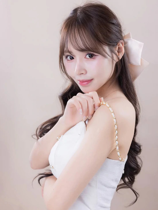 Sully惊喜K/DA阿狸cos|金黑造型还原英雄联盟女团舞台魅力 Sully惊喜K/DA阿狸cos|金黑造型还原英雄联盟女团舞台魅力