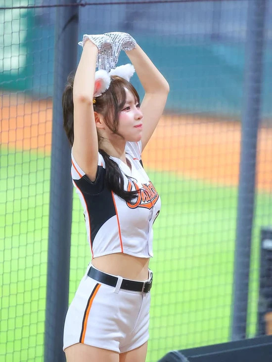 Sully惊喜K/DA阿狸cos|金黑造型还原英雄联盟女团舞台魅力 Sully惊喜K/DA阿狸cos|金黑造型还原英雄联盟女团舞台魅力