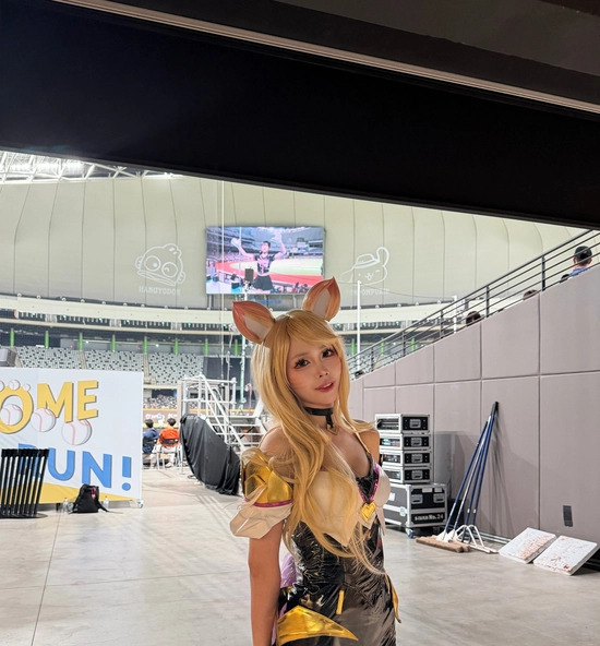 Sully惊喜K/DA阿狸cos|金黑造型还原英雄联盟女团舞台魅力 Sully惊喜K/DA阿狸cos|金黑造型还原英雄联盟女团舞台魅力
