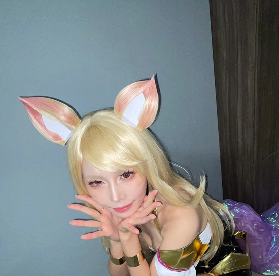 Sully惊喜K/DA阿狸cos|金黑造型还原英雄联盟女团舞台魅力 Sully惊喜K/DA阿狸cos|金黑造型还原英雄联盟女团舞台魅力