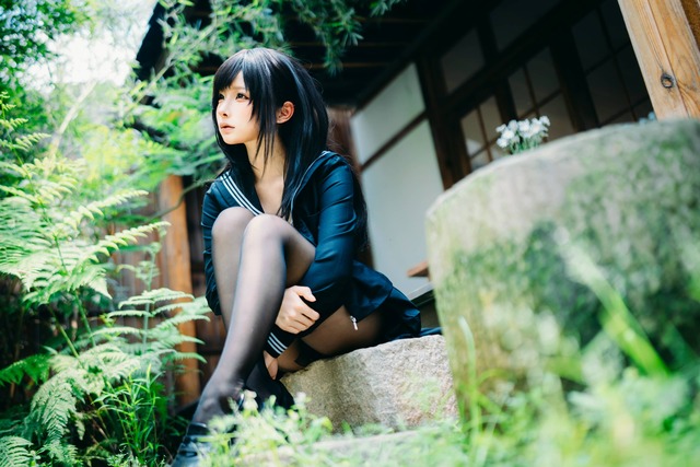 蠢沫沫制服少女COS，夏日庭院水手服与绿荫交织的夏日作品